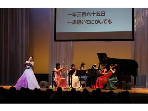 観客とともに「初夏の香り」をテーマにした14曲を披露する岡山フィルハーモニック管弦楽団弦楽セクションのメンバー
