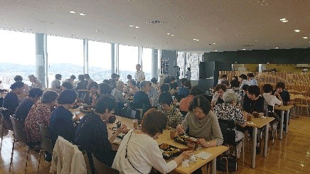 山陽新聞社20階のレストラン。岡山市街地を見下ろし、遠くは瀬戸内海や小豆島、岡山桃太郎空港などが見渡せるロケーションでお弁当を楽しむ