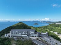 海と山、空に囲まれた小高い山のいただきにある
リゾートホテル(大鳴門海峡を望む）