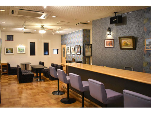 店内 カウンター席とテーブル席